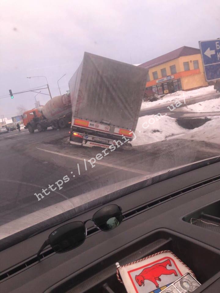 ДТП на Мукачівщині: вантажівка опинилася у кюветі (ФОТО)