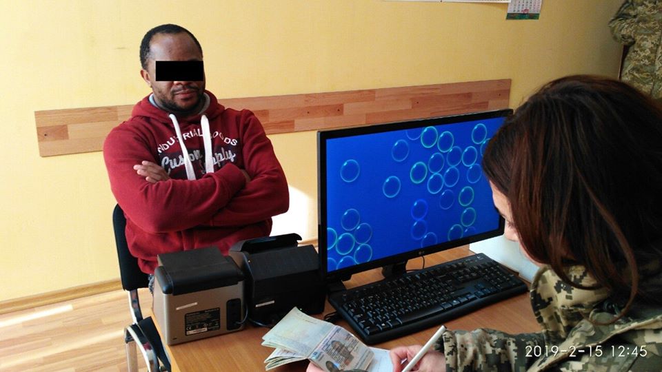 На КПП "Чоп" затримали іноземця з фальшивим паспортом (ФОТО)