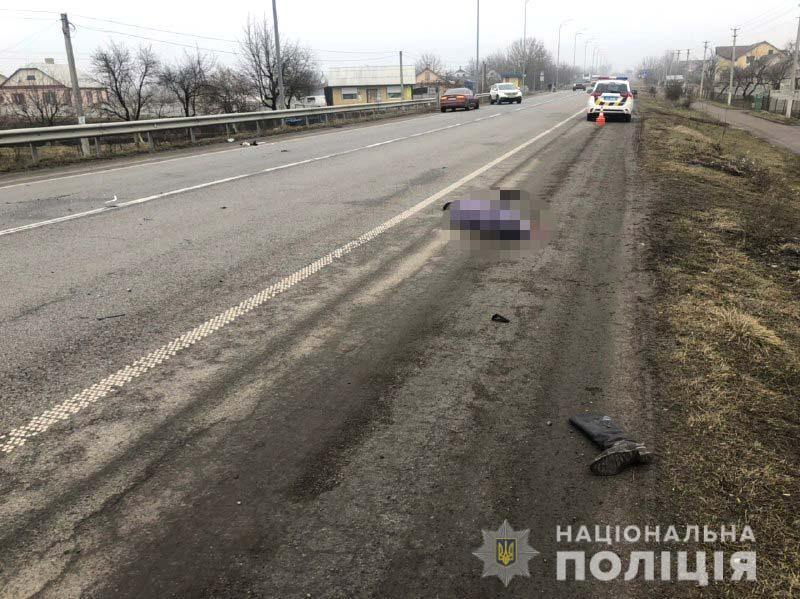 Смертельна ДТП на трасі «Київ-Чоп»: «Audi A5» вбив жінку (Фото, Відео)