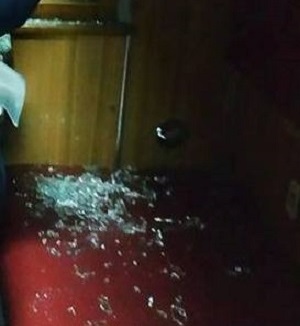 Порізані руки уламками скла: у вікно потягу "Київ-Рахів" жбурнули камінь (ФОТО)