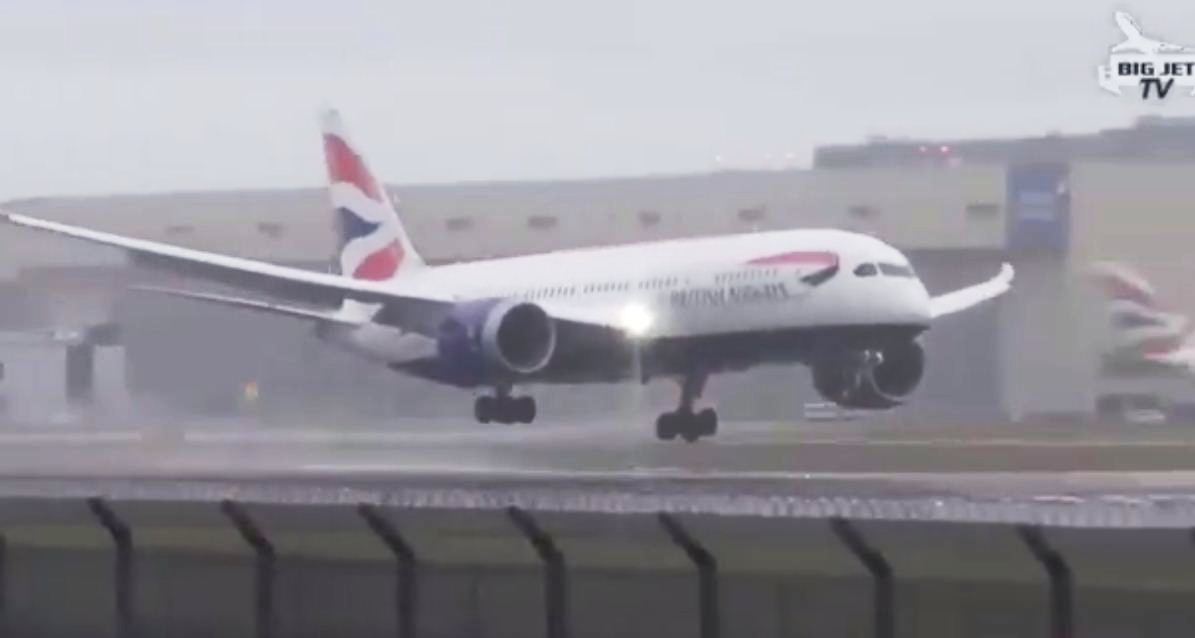 Шквальний вітер мало не призвів до трагедії в аеропорту "Хітроу" (ВІДЕО)