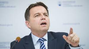 Негайного суворого покарання для митника який просив "на кавічку" у закарпатця вимагає міністр фінансів Словаччини