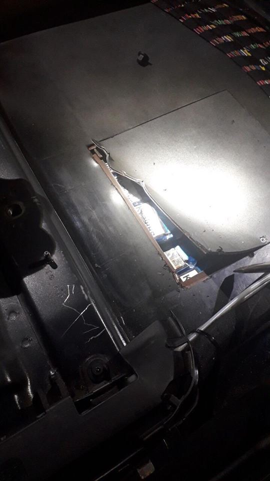 На кордоні Закарпаття в автівці виявили чотири замасковані тайники з цигарками