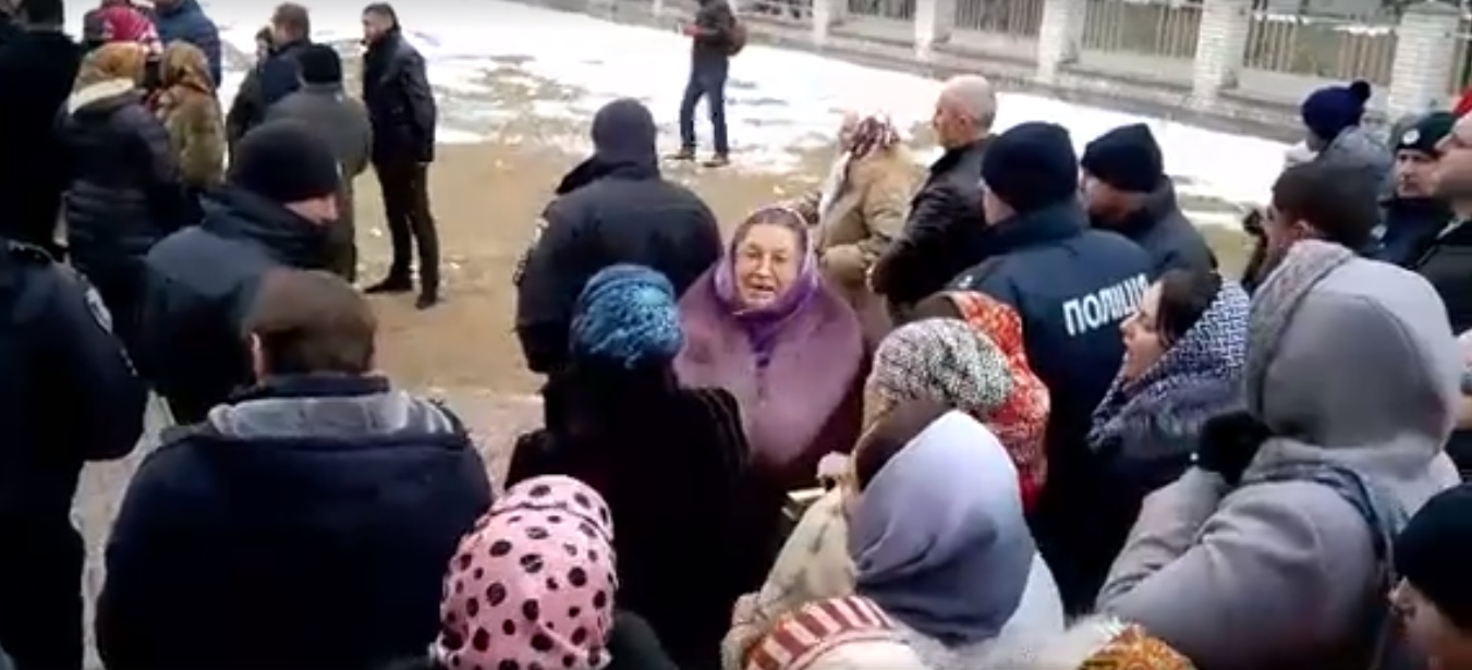 Дали відсіч рейдерам: на Закарпатті віряни УПЦ відстояли храм з молитвою (ВІДЕО)