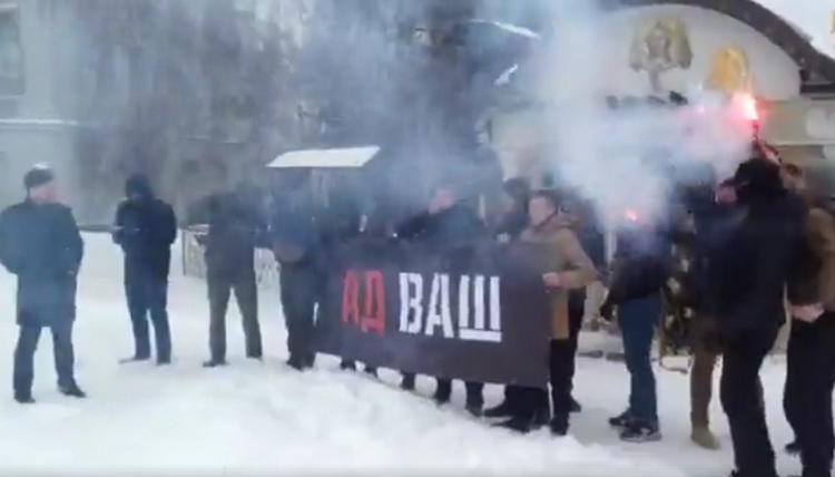 На Закарпатті рейдери погрожують священикові УПЦ викраденням сина