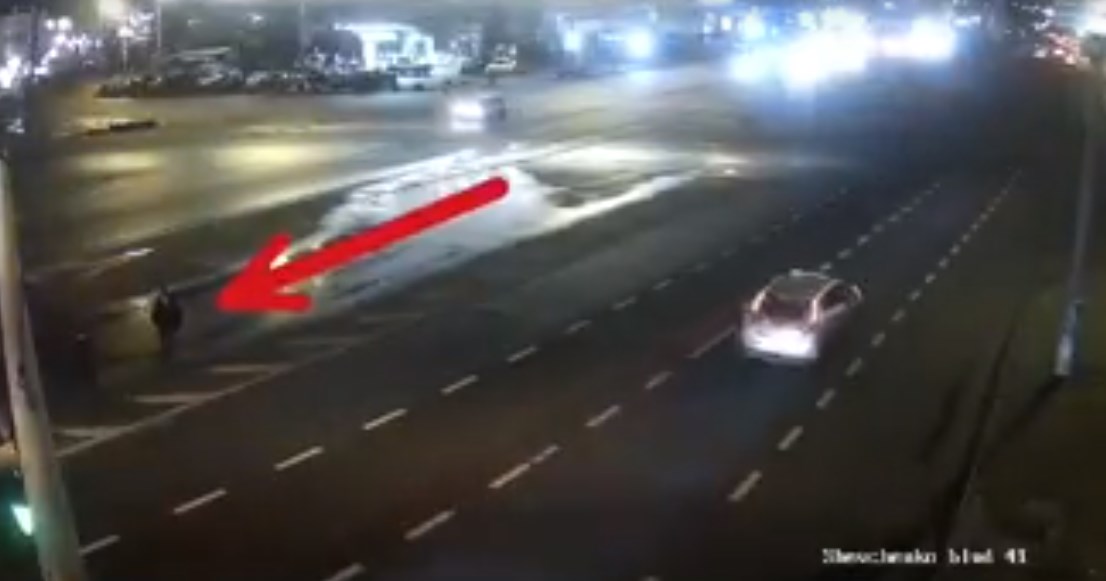 Ніч, темрява, пішохід в темному одязі: шокуюче відео ДТП з потерпілим (ВІДЕО+18)