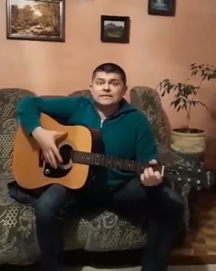 В мережі набирає популярність гумористична пісня про стан українських доріг у виконанні талановитого закарпатця (ВІДЕО)