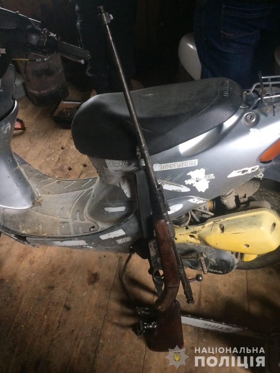 Поліцейські виявили у закарпатця немарковану зброю (ФОТО)