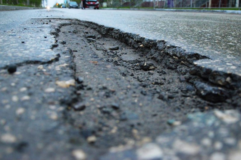 Через ями на Закарпатських дорогах авто заступника міністра вилетіло в кювет з відірваним колесом