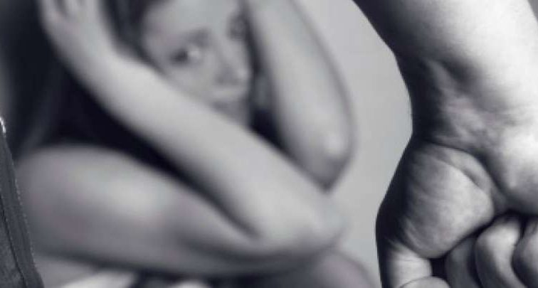 Ні матір, ні бабуся не заступилися: батько зґвалтував власну доньку підлітка (ВІДЕО)