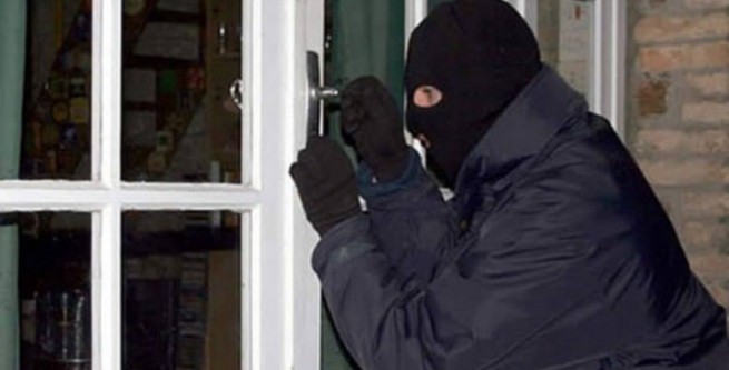 На Закарпатті горе-злодій намагався обікрасти продуктовий магазин – поліція викликала йому «швидку»