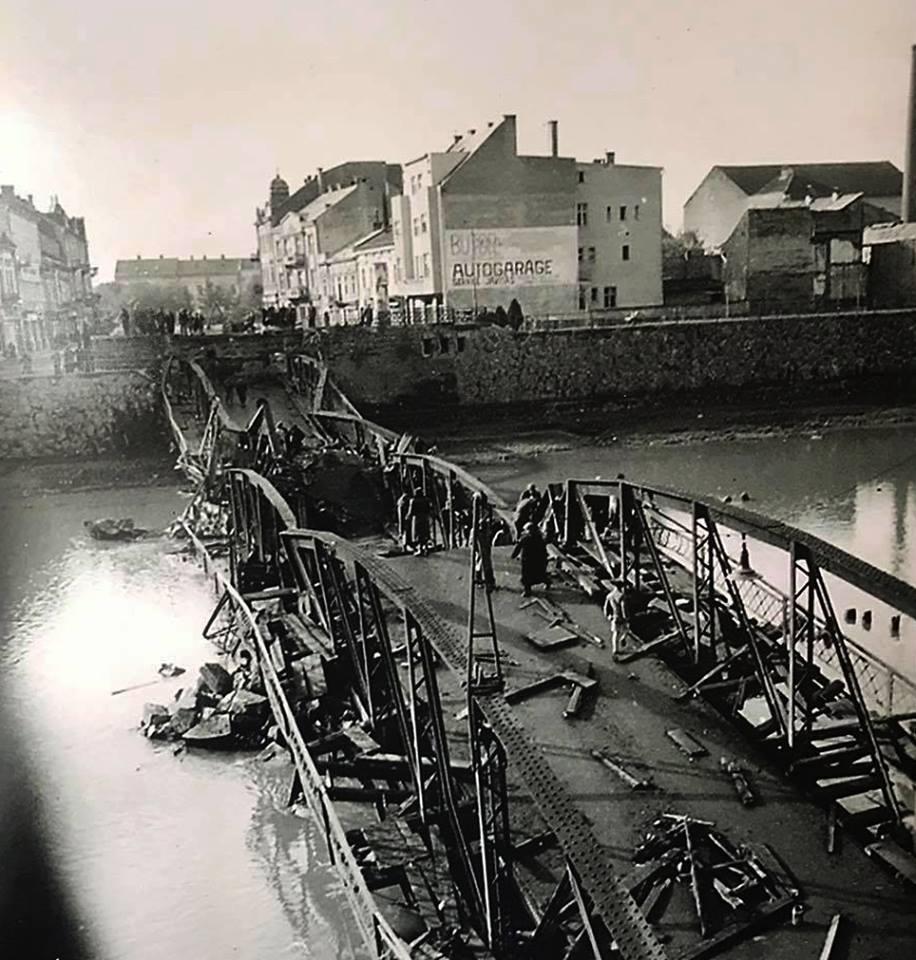 Унікальна світлина воєнного Ужгороду: підірваний пішохідний міст