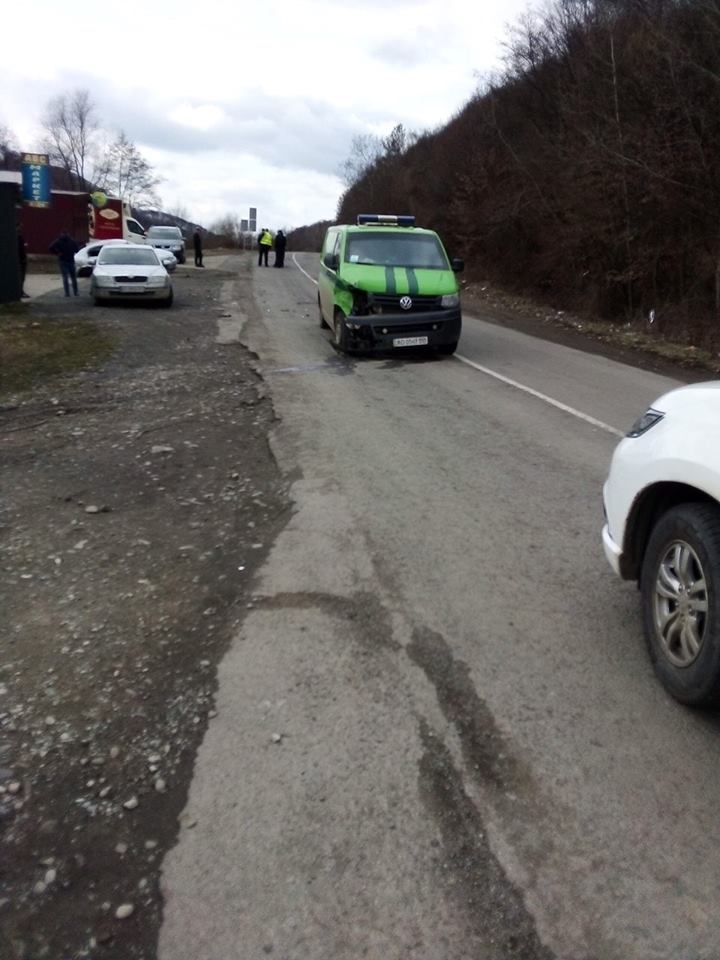 На Закарпатті інкасаторська автівка не розминулася з легковиком Opel (ФОТО)
