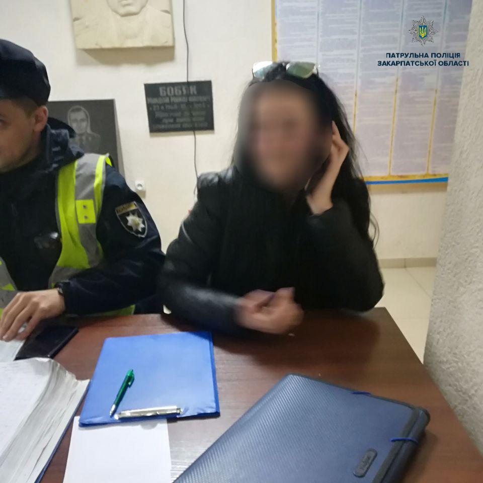 Цинічна дівчина з Ужгорода потрапивши в автопригоду у грубій формі проігнорувала зауваження патрульних (ФОТО)