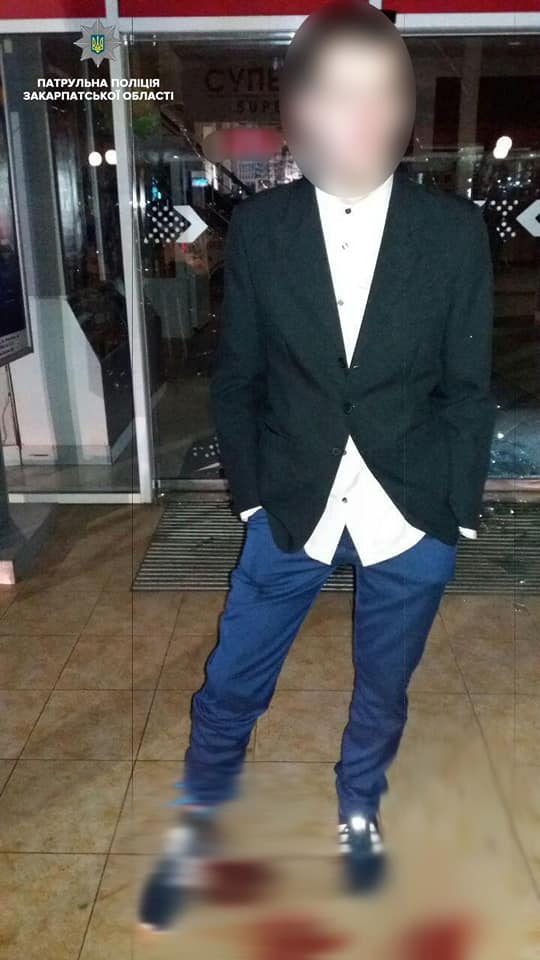 В Ужгороді розбили скляні двері торгового центру: поліція затримала підозрюваного (ФОТО)