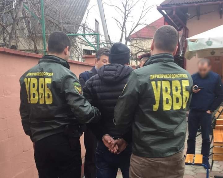 Контрабанда за хабар: у Чопі затримано чоловіка який намагався провезти сигарети (ФОТО)