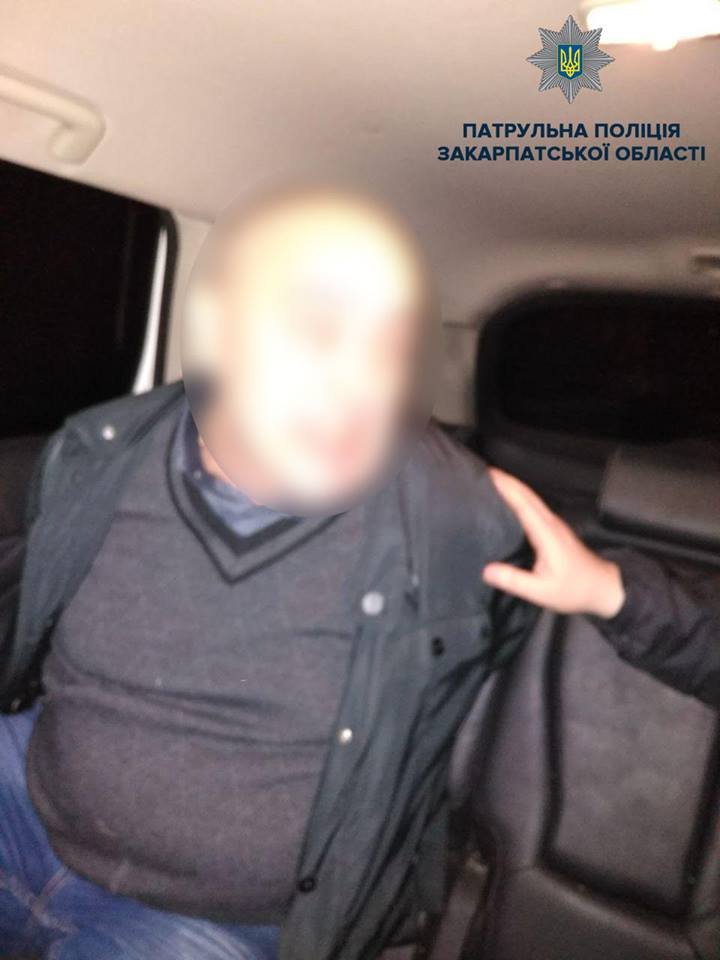 У Мукачеві патрульні затримали чоловіка з предметом, схожим на зброю