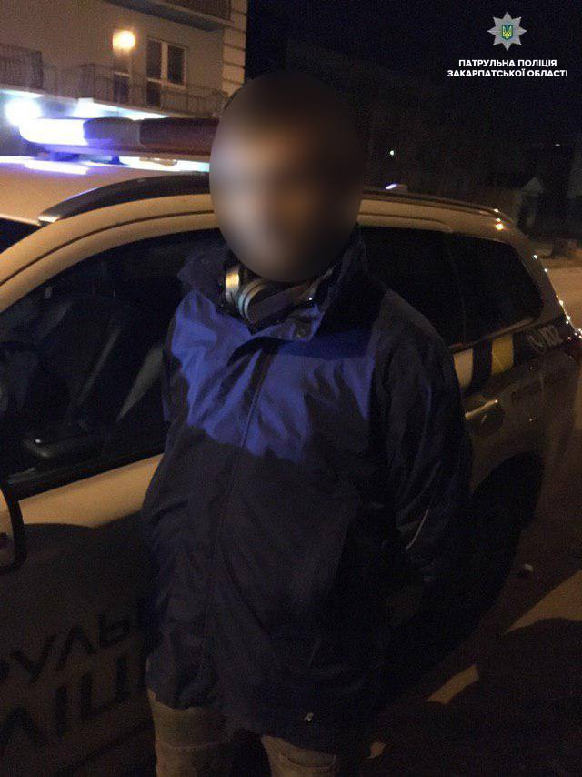 Затримавши підозрілого велосипедиста, ужгородські патрульні виявили у нього заборонені речовини (ФОТО)