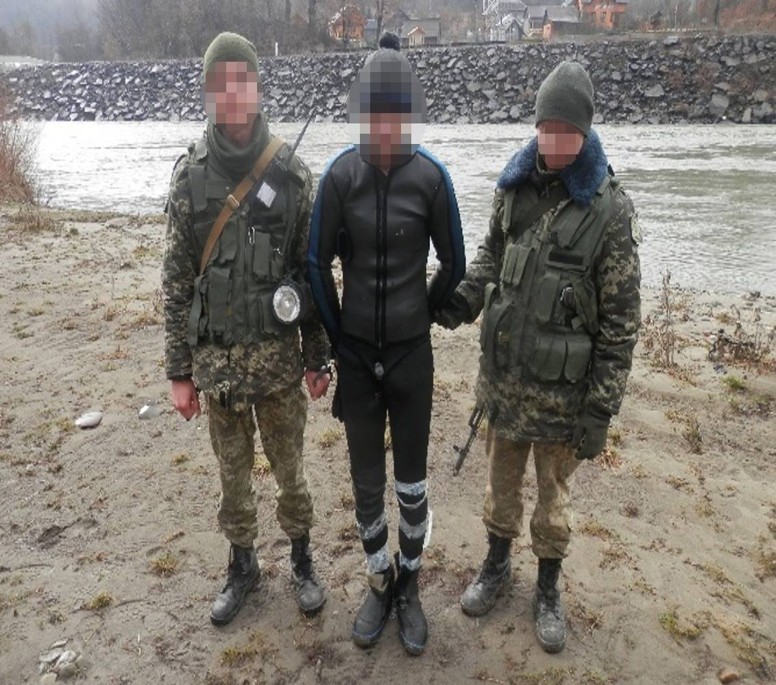 На Закарпатті неповнолітній в гідрокостюмі намагався переправити контрабанду в Румунію (ФОТО)