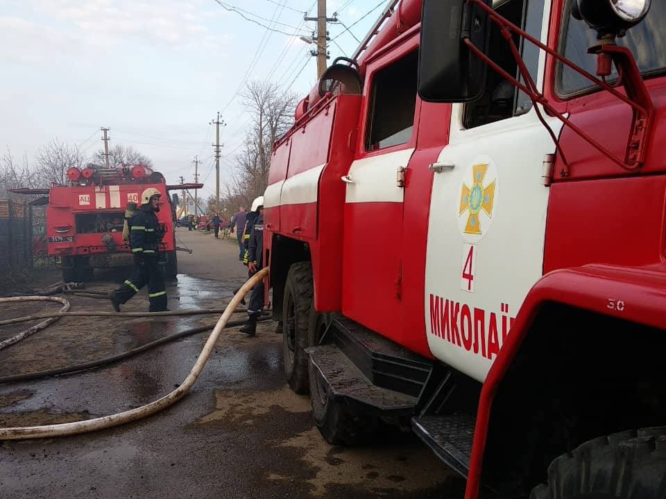 Пожежа у будинку: вогнеборці винесли з вогню 4-річну дитину, врятувати життя якої не вдалося (ФОТО, ВІДЕО)