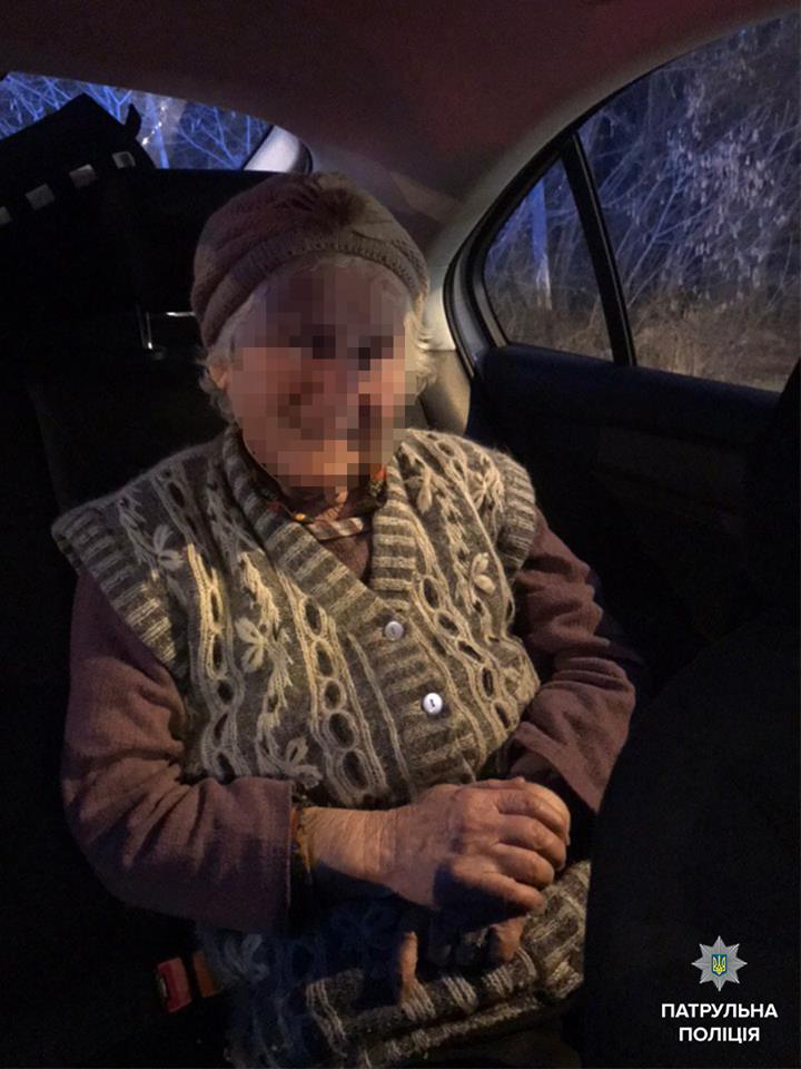 Патрульні повернули додому 79-річну бабусю, яка загубилася та блукала автодорогою "Київ-Чоп" (ФОТО)