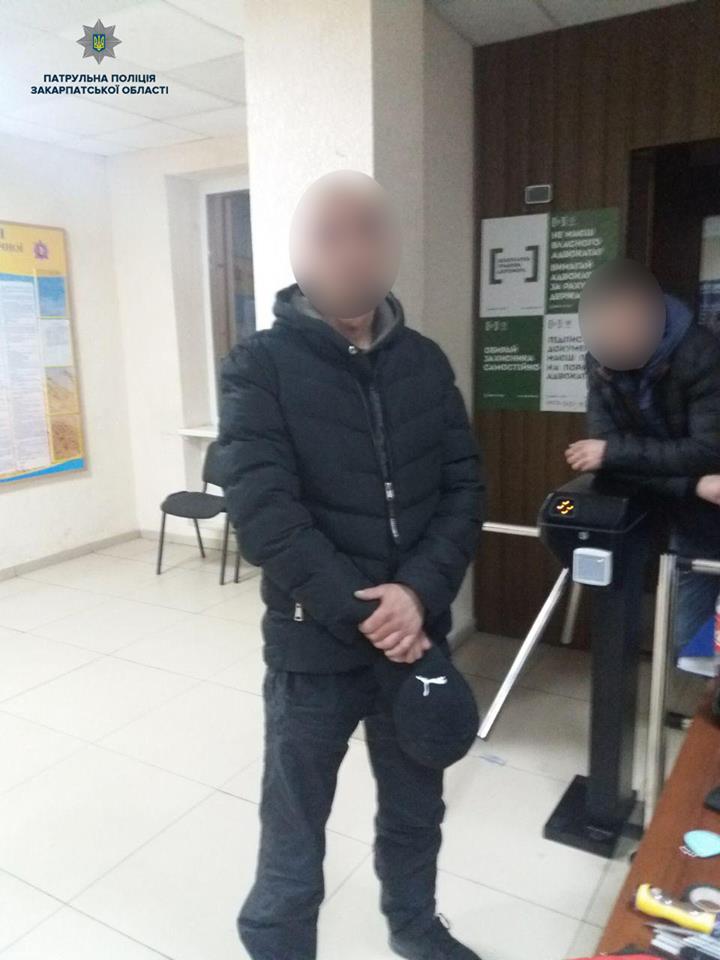 Ужгородські патрульні затримали підозрілого чоловіка з краденим транспортом (ФОТО)