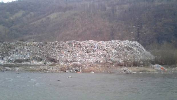 Центр Європи: гігантський смітник на березі Тиси показали в соцмережах