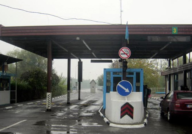 На деяких ПП із Закарпаттям спостерігаються черги з автівок