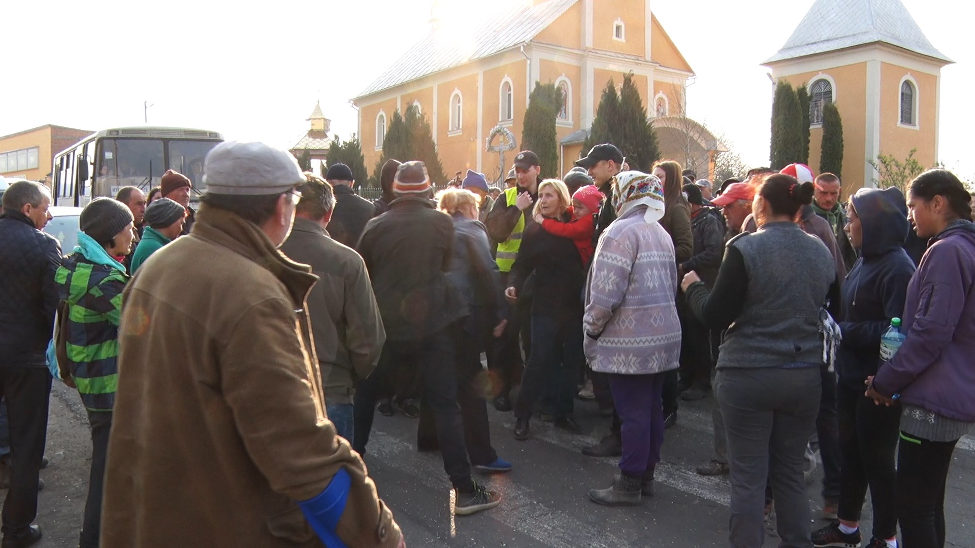 У селі Ділове Рахівського району перекривали дорогу (ВІДЕО)