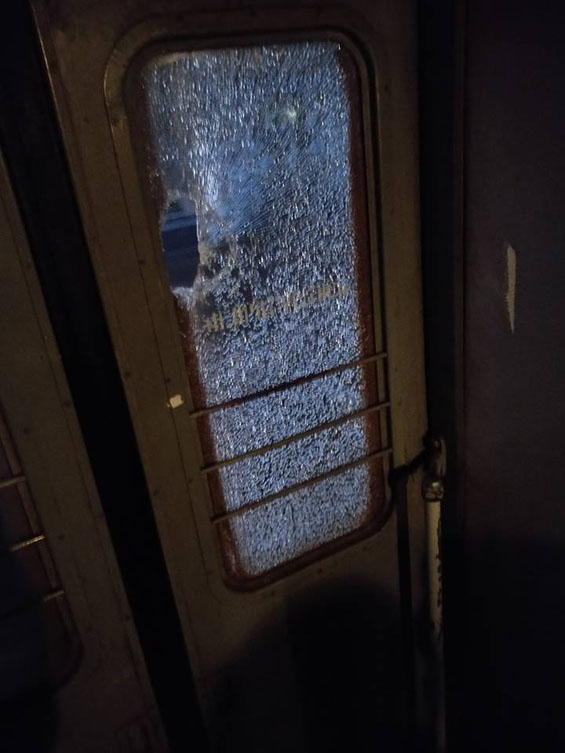 Вибили три вікна: дітлахи ромського походження закидали камінням електричку "Львів-Ужгород" (ФОТО)