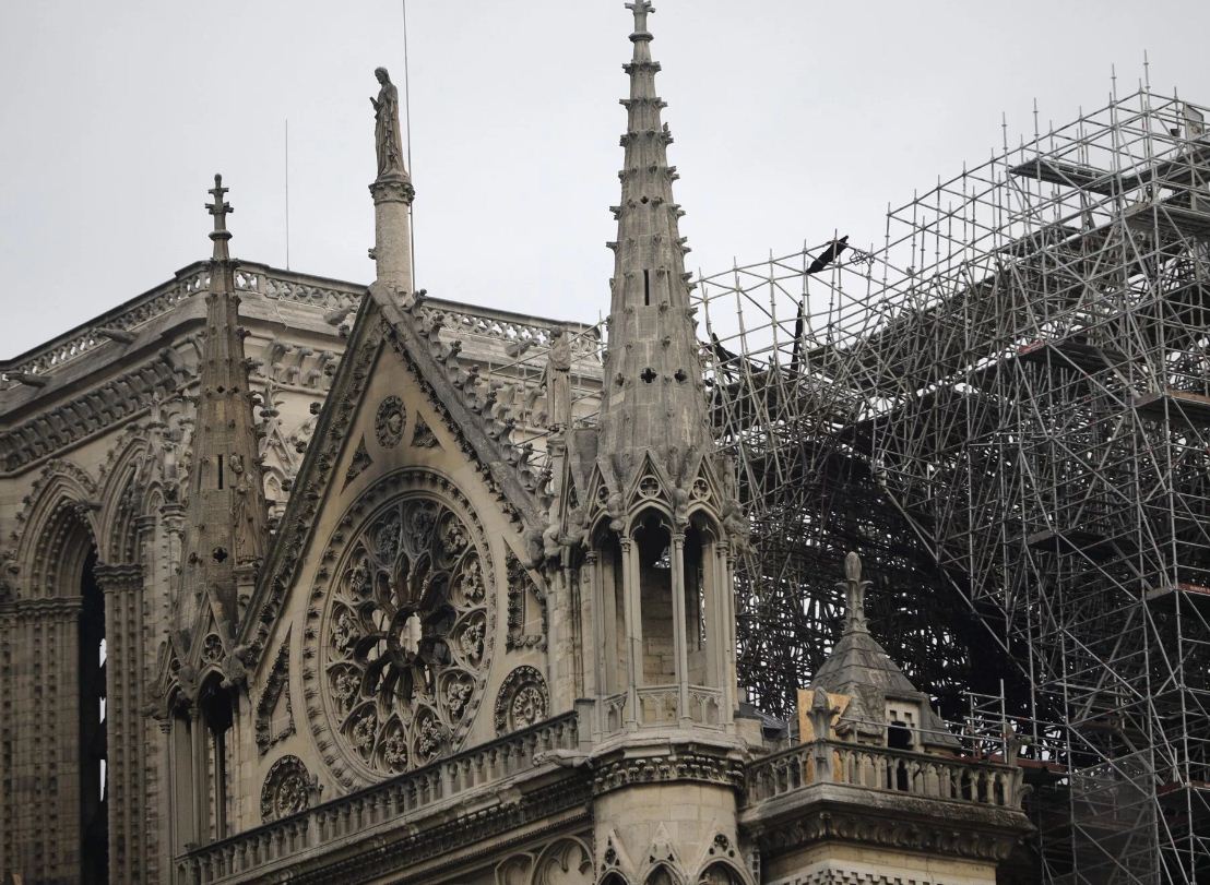 Світ сумує: для реставрації Нотр-Дам можуть знадобитися десятиліття (ВІДЕО)