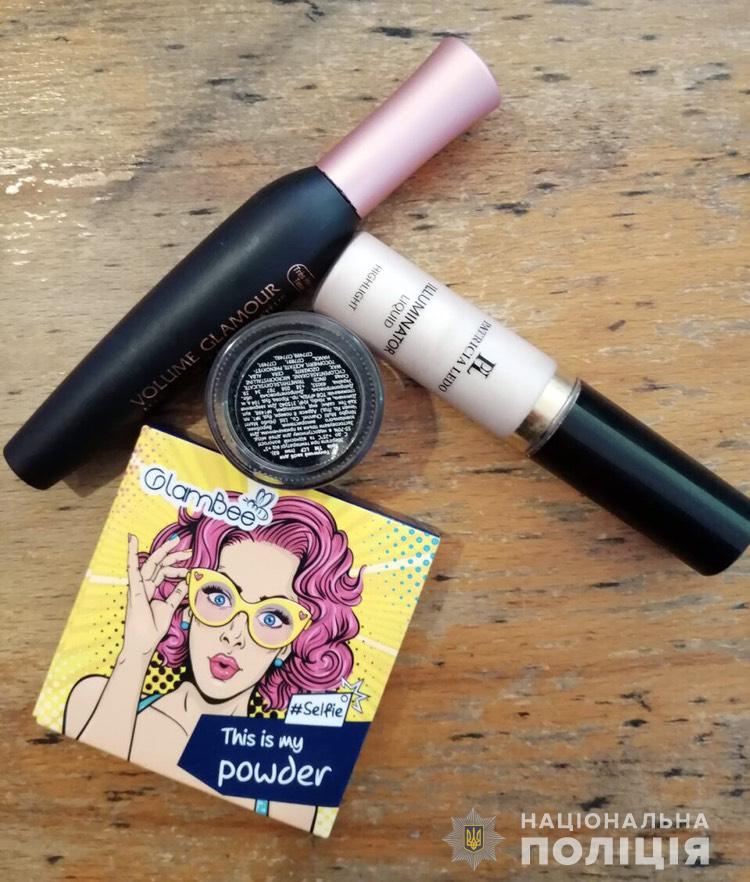 Гламурні злодюжки: у Мукачеві затримано неповнолітніх крадійок (ФОТО)