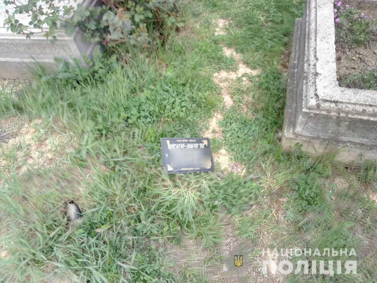 Штраф у розмірі 100 неоподаткованих мінімумів: в Мукачеві жінка двічі пошкодила одну й ту ж саму могилу (ФОТО)