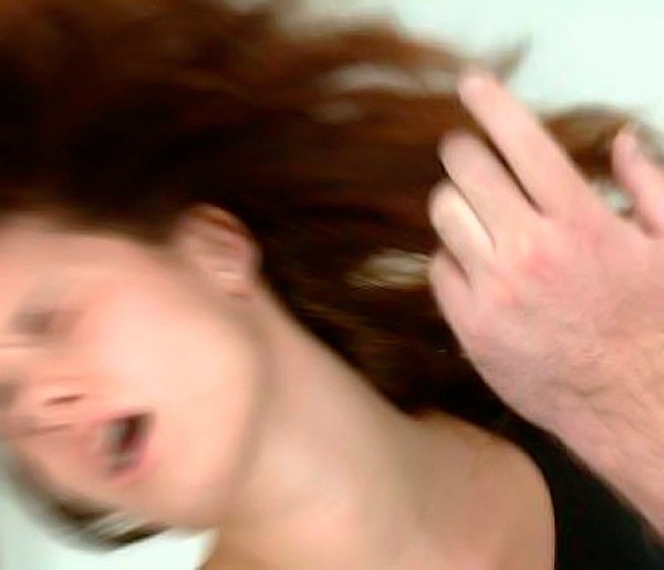 Член виборчої комісії на дільниці бив та тягав за волосся молоду поліцейську