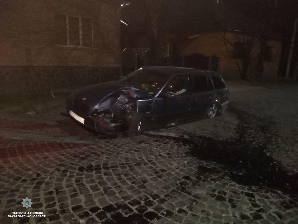 У Мукачеві водій, не впоравшись з керуванням, скоїв наїзд на дерево (ФОТО)