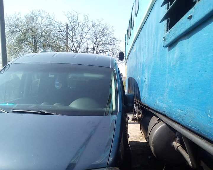 Новий рівень: закарпатські "олені" вже поїзди блокують (ФОТО)