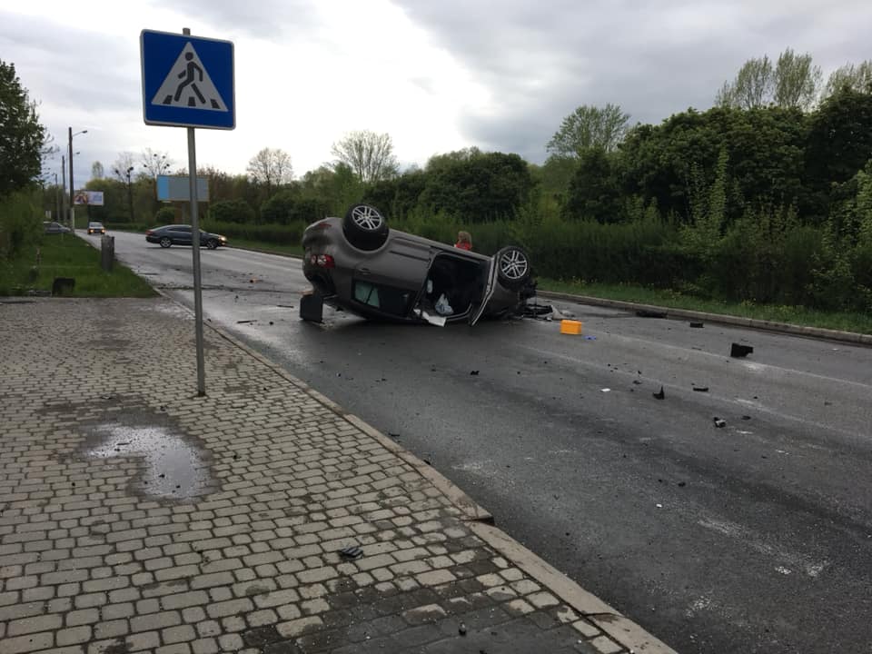 На Набережній авто знесло два стовпи і перекинулося (ФОТО, ВІДЕО)
