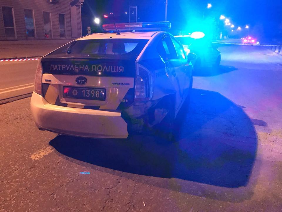 Вкрав поліцейську машину та збив патрульну: затримання нетверезої компанії ледь не закінчилось трагедією (ФОТО)