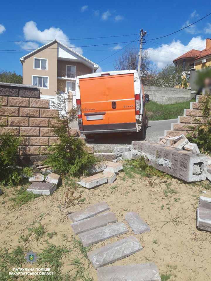 Недотримання основ ПДР призвело до автопригоди в Ужгороді (ФОТО)