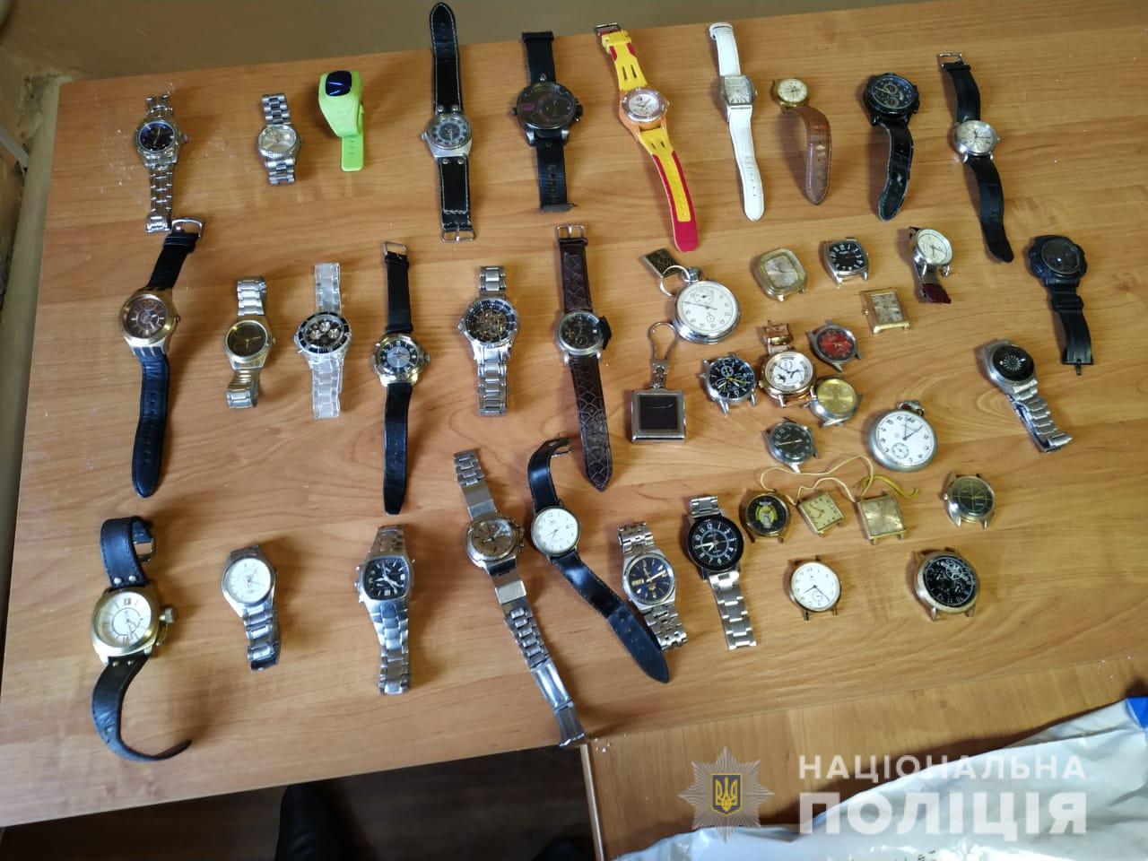 Якщо впізнали свої речі, звертайтеся: поліція Закарпаття викрила "домушників" (ФОТО)