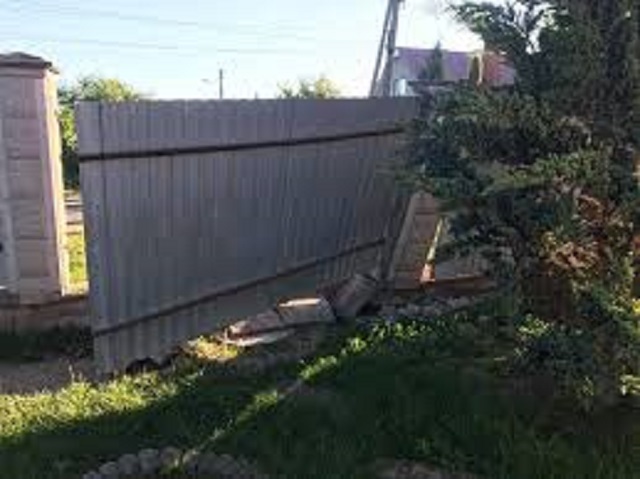 В'їхав в паркан: на Виноградівщині очевидці викликали поліцію на нетверезого водія