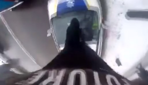 Зухвала пробіжка по даху патрульного авто дорого обійшлася хлопцю (ВІДЕО)