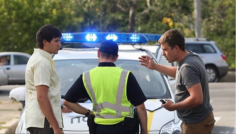 Штраф поліції, винесений без присутності адвоката — є незаконним