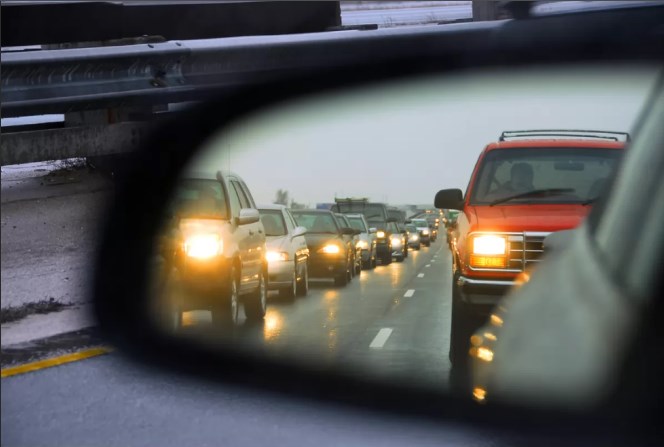 До уваги закарпатських водіїв: штраф за їзду вдень без увімкнених фар — незаконний