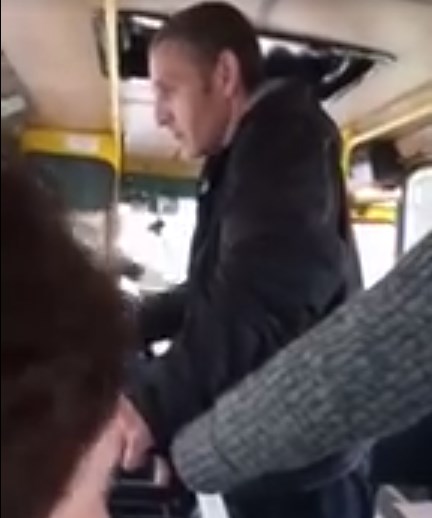 Лайка та знущання з дитини: нетверезий чоловік вчинив дебош у маршрутці (ВІДЕО)