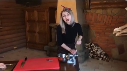 Кулінарний рецепт домашньої ковбаски від Крістіни Третяк (ВІДЕО)
