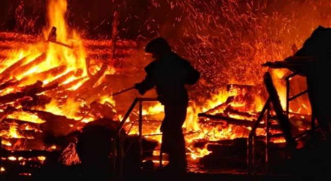 На Тячівщині горіла пилорама та житловий будинок