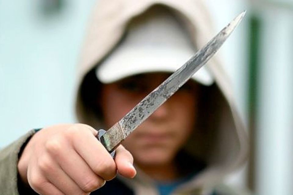 За напад з ножем та пограбування взято під варту неповнолітнього закарпатця