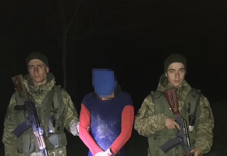 Знову "водолази" й контрабанда: 6 пакунків сигарет не "перепливли" Тису (ФОТО, ВІДЕО)