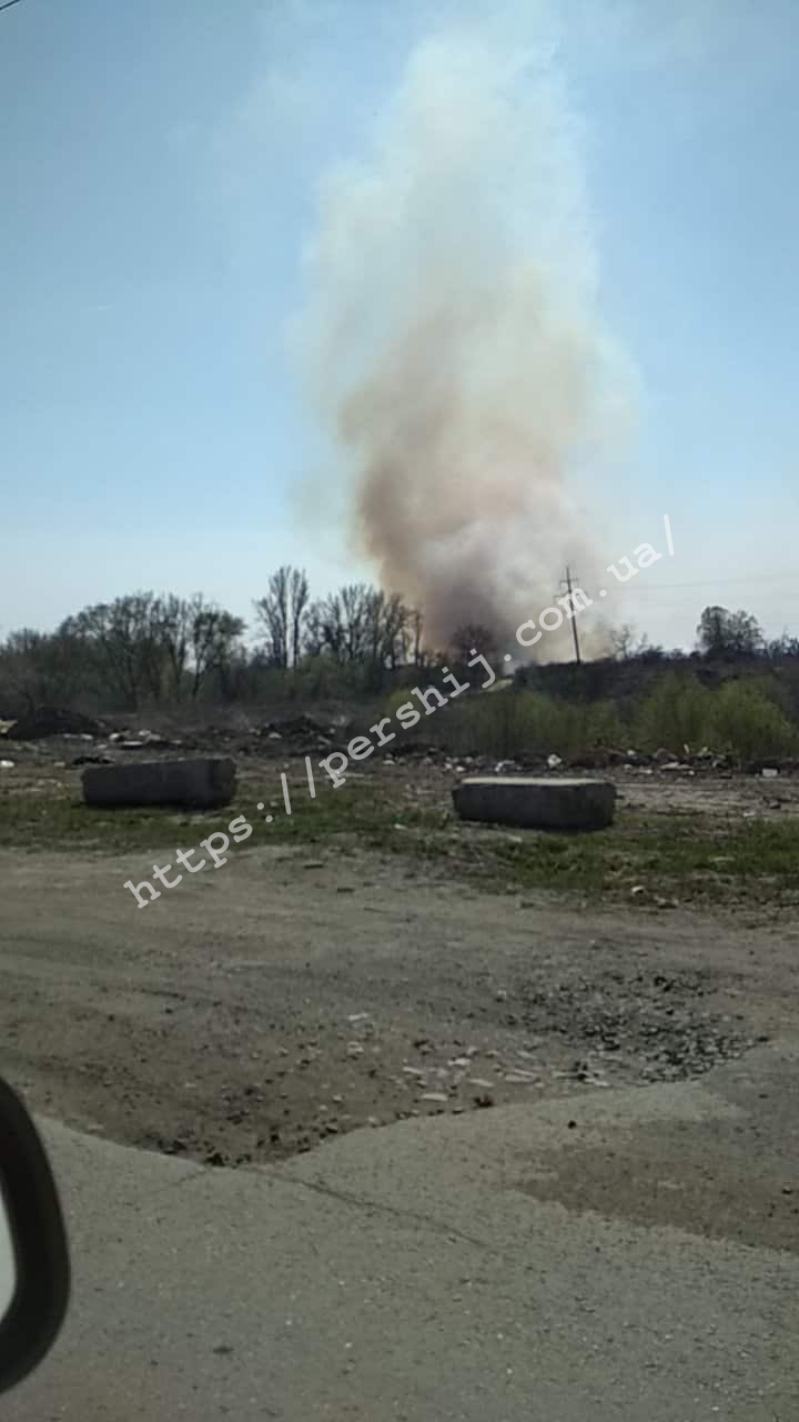 Масштабна пожежа: в Ужгороді рятувальники третю годину поспіль борються з вогнем (ФОТО)